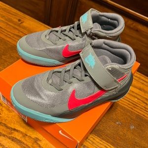 Nike team hustle basketball shoes size 3.5